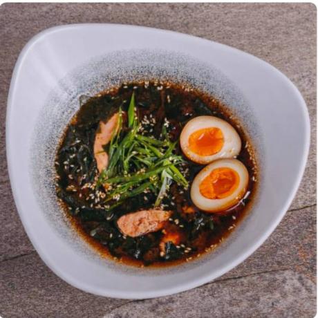 Місо суп з лососем та маринованим яйцем